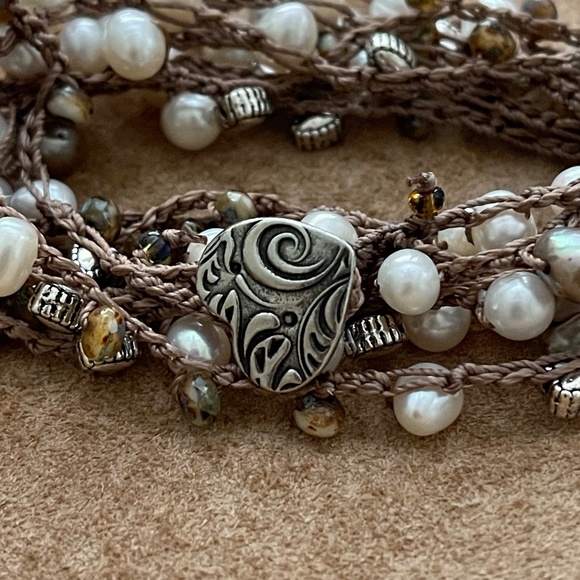 ARTISAN Necklace “Pearl Amor” on Medium Brown Long Crocheted Wrap - Picture 6 of 13